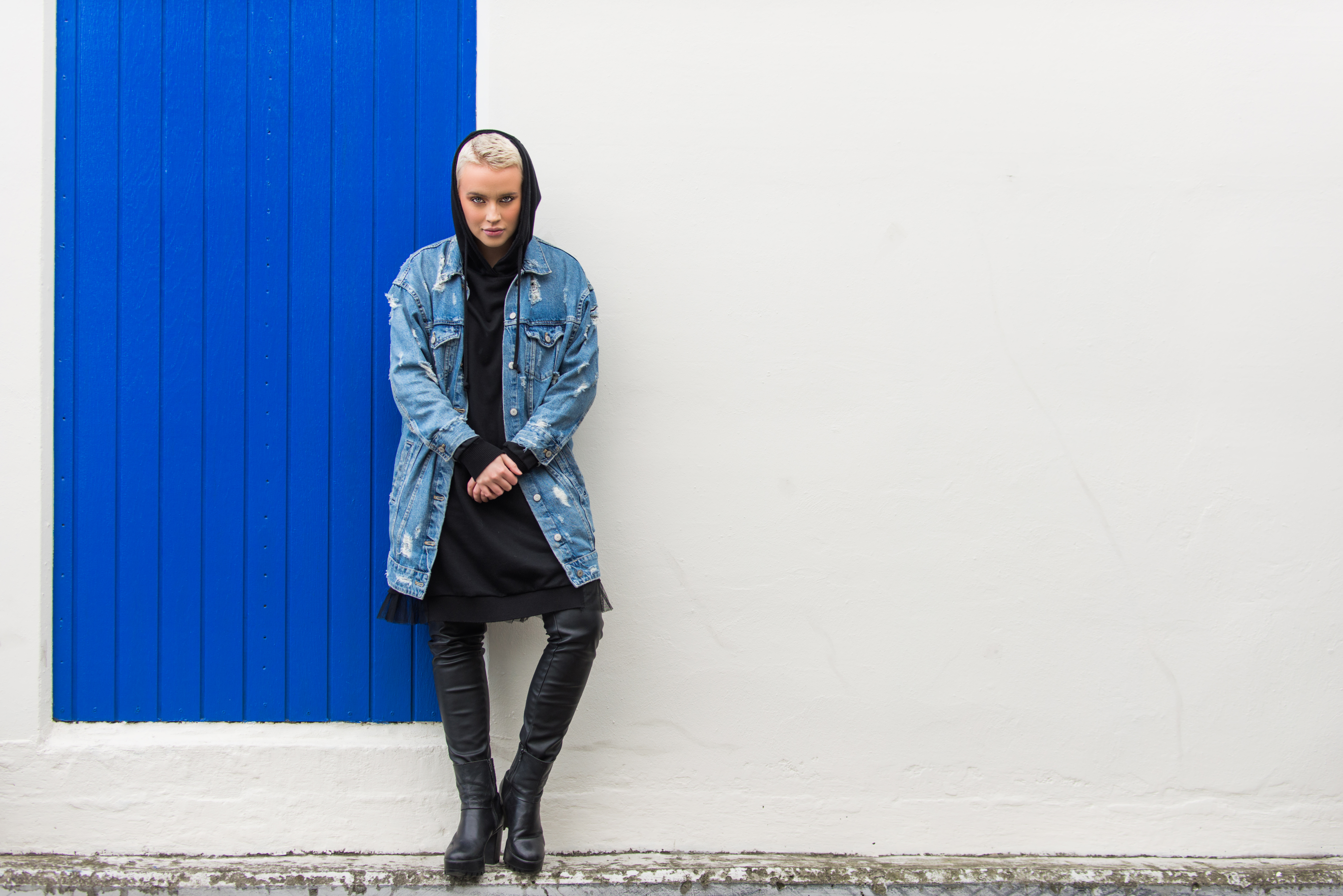 Model steht vor Wand